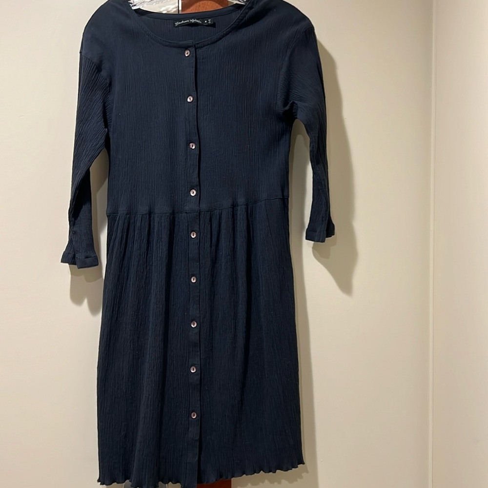 Gudrun sjorden navy blue tunic, 3/4 sleeves and 2 front pockets.